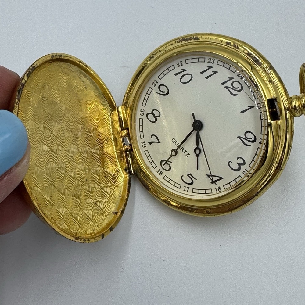 Vintage Gold Tone Wolf Painting Pocket Watch‎ - Untested - Picture 5 of 5
